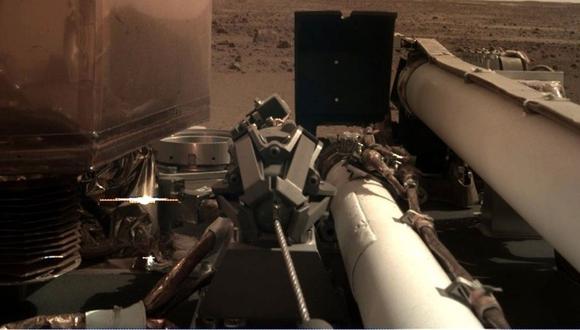 La primera foto que envió InSight, la nave que aterrizó con éxito en Marte 