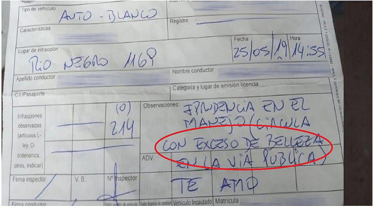 Policía de tránsito pone papeleta a conductora por "exceso de belleza" y lo sancionan