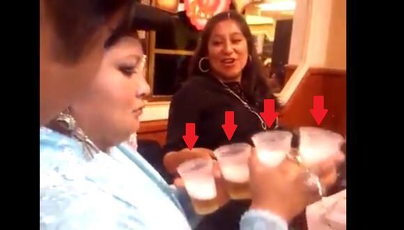 ​Reto chelero: puneña bebe cerveza con cuatro vasos al mismo tiempo (VIDEO)