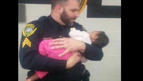 ​Facebook: Policía cuida a la bebé que rescató de un supermercado