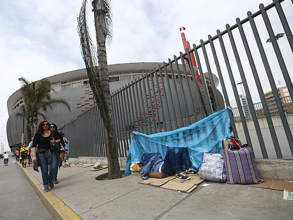 Perú vs Colombia: Revendedores regresan y "lotizan" veredas del Estadio Nacional