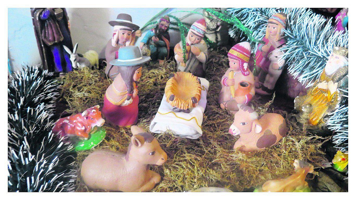 Chiclayana arma en su vivienda 45 nacimientos navideños (VIDEO) 