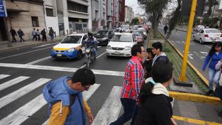 Taxis colectivos aprovechan Corredor Azul ante falta de buses