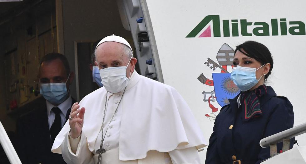 El Papa Francisco aborda un avión que lo llevará a Irak el 5 de marzo de 2021. (Foto de Andreas SOLARO / AFP).