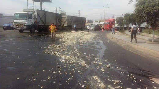 Cajas de espárragos caen en la pista cuando tráiler ingresa a Óvalo La Marina 