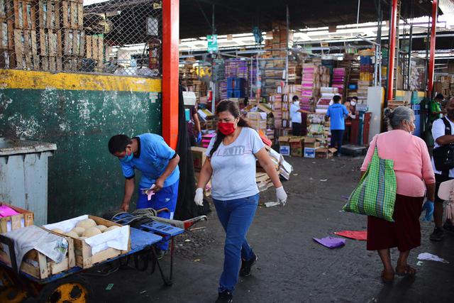 Este viernes se aplica la medida de salidas diferenciadas para hombres y mujeres. Sin embargo, desde tempranas horas se reportan casos de ciudadanas que no acatan la disposición. (Foto: HugoCurotto/GEC)
