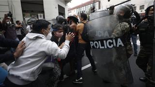 Manifestantes buscan llegar al Congreso en rechazo a que Manuel Merino jure como presidente del Perú (FOTOS)