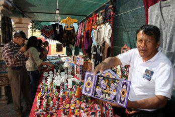 Retablos ayacuchanos en la
 feria nacional de Yanahuara
