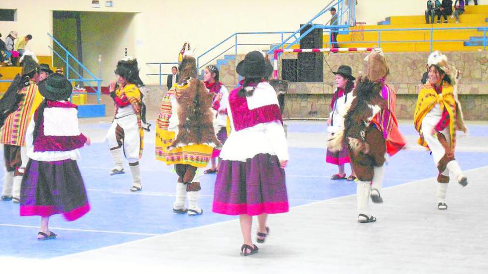 "Panchas" danzaron en alegre festival folklorico