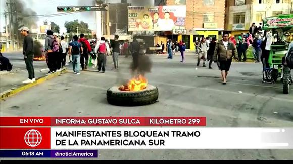 Protesters block Panamericana Sur
