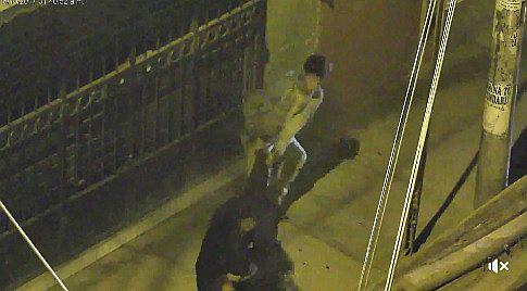 Cámara capta a joven golpeando y arrastrando a su madre (VIDEO)