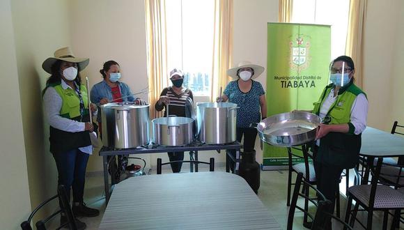 Personal de la comuna distrital hizo entrega de ollas, cocina y menajeria. (Foto: Correo)