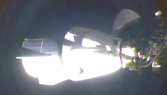 Cápsula de SpaceX se acopla a la Estación Espacial Internacional. El primer contacto y acoplamiento de la nave espacial al objetivo, ubicado a 400 km de la Tierra, ocurrió algunos minutos antes de lo previsto. (Captura de video de la NASA)
