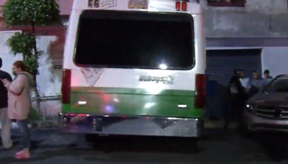 El microbús tuvo que ser retirado con una grúa para alto tonelaje en la colonia Martín Carrerea de la alcaldía Gustavo A. Madero. (Foto: captura de pantalla Televisa News)