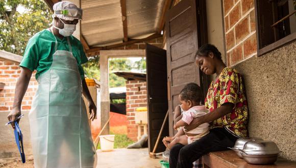 Una mujer y su hijo, ambos infectados con viruela del simio, esperan tratamiento en el área de cuarentena del centro de la ONG médica internacional Médicos Sin Fronteras (MSF), en Zomea Kaka, el 18 de octubre de 2018 (Foto: Charles Bouessel / AFP)