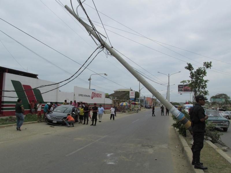 Conductor chocó contra poste por hablar por celular 