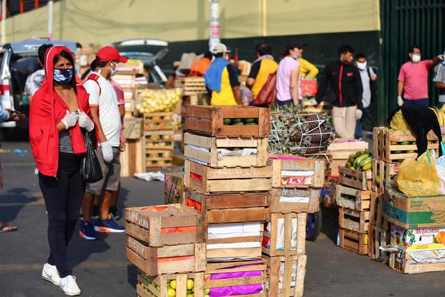Varias de las mujeres señalaron que tenían necesidad de comprar productos básicos y por eso no acataron la medida. (Foto: HugoCurotto/GEC)