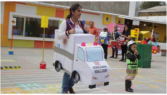 Padres se disfrazan de vehículos para enseñar normas de tránsito a niños