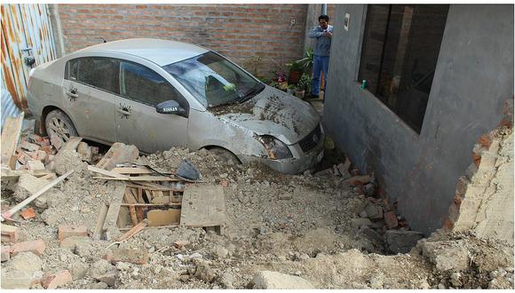 ​Huancayo: Pared de adobe se desploma y aplasta vehículo estacionado (VIDEO)