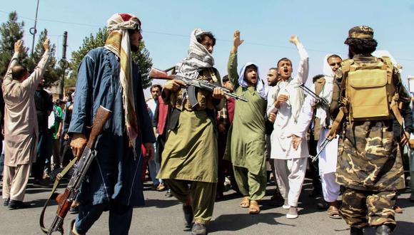 Fuerzas talibanes montan guardia mientras afganos sostienen pancartas gritando consignas anti-Pakistán durante una protesta en Kabul, Afganistán, 07 de setiembre de 2021. (EFE/EPA/STRINGER).
