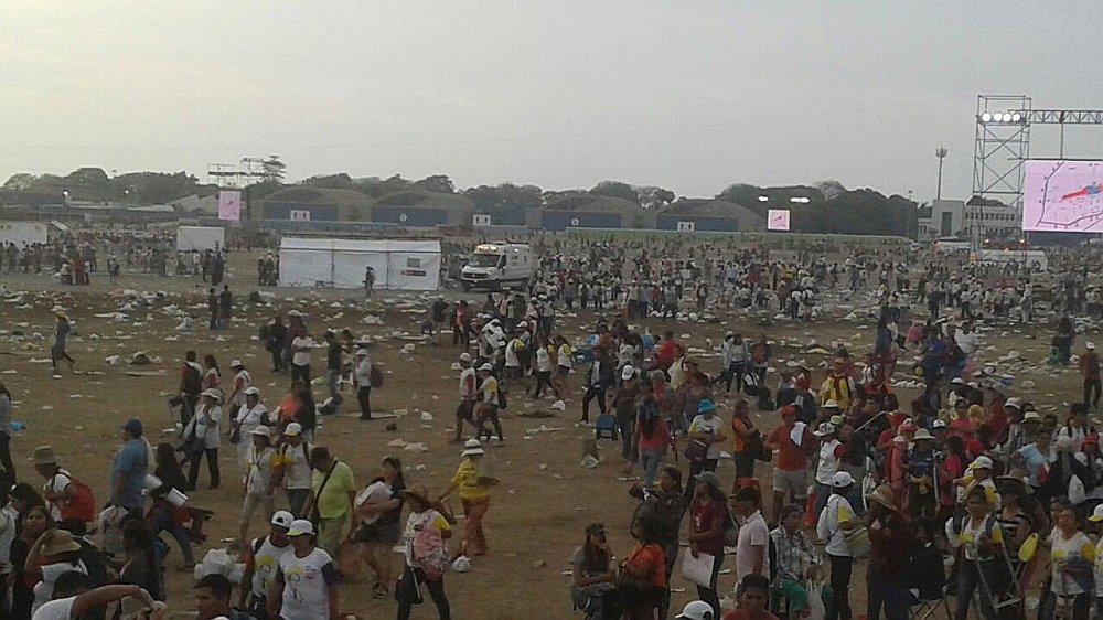 Base aérea Las Palmas quedó llena de basura tras misa del papa Francisco (FOTOS)