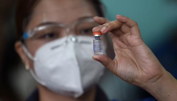 Chile es uno de los países con mayor porcentaje de población vacunada del mundo y desde febrero ya ha inoculado con al menos una dosis a más de 7,3 millones de personas, la gran mayoría de ellas con la vacuna de Sinovac. (Foto: Ted ALJIBE / AFP)