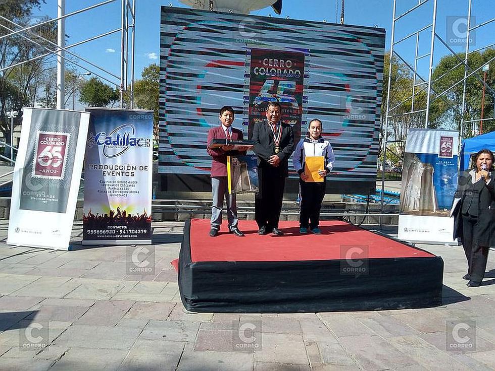 Premian a estudiantes poetas y escritores cerreños(FOTOS)