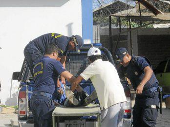 Choque entre combi y moto deja 2 muertos