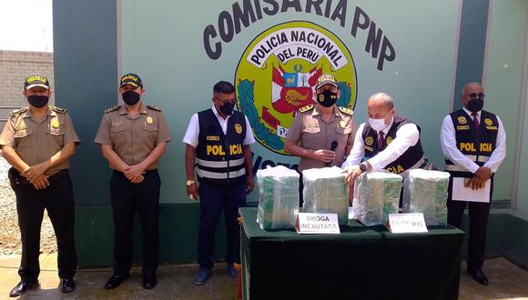 En conferencia a la prensa el general PNP Manuel Rivera López señaló que el cargamento incautado consiste en 64 kilos de alcaloide de cocaína
