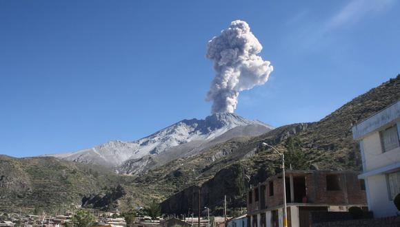 Moquegua: Volcán Ubinas presenta ligera actividad pero advierten de lahares