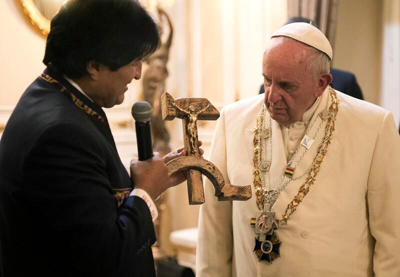 Críticas a Evo Morales por el crucifijo sobre hoz y martillo que regaló al papa Francisco