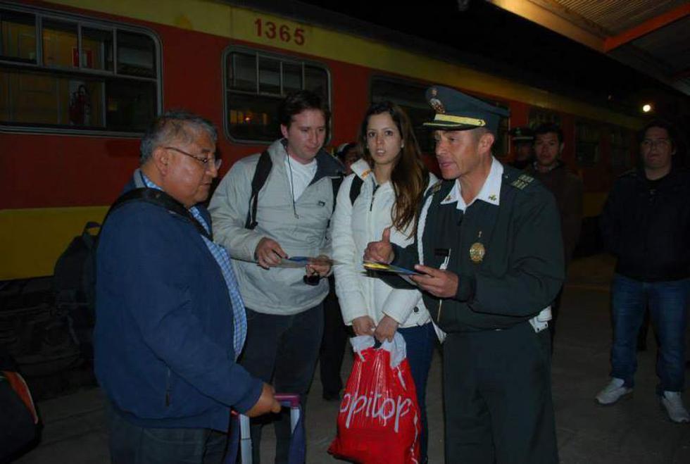 Turistas llegan a Huancayo en tren y bailan Huaylarsh (FOTOS)