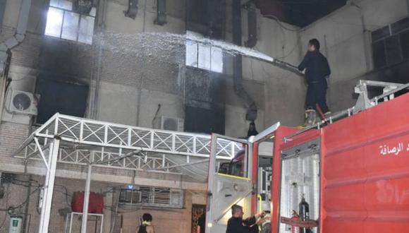 Explosión y posterior incendio dejó al menos 60 muertos en hospital para pacientes COVID-19 de Bagdad. (Foto: @RafidFJ / Twitter)