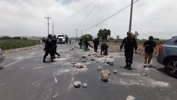 Personal de la Policía debió acudir a la zona pera retirar piedras de la vía Panamericana Sur. (Foto: GEC)