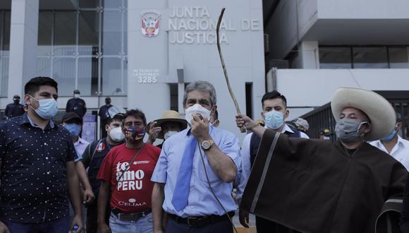 El suspendido fiscal supremo se acercó a la sede de la JNJ. Fotos: Leandro Britto / @photo.gec