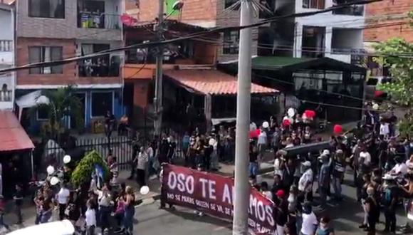 Una multitud despidió a un líder criminal fallecido en Colombia, en plena cuarentena por el coronavirus. (Foto: Captura de video)