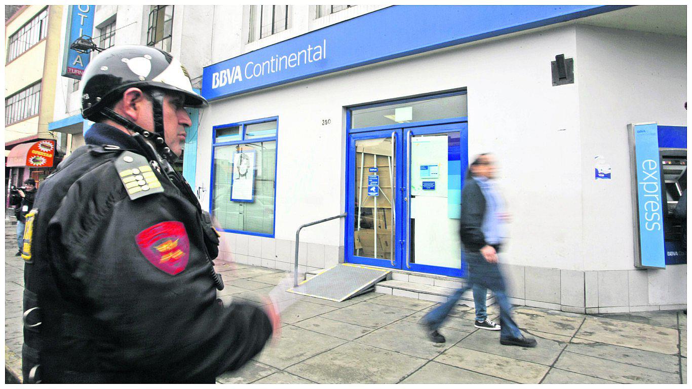 Policías que vigilen bancos tendrán seguro privado