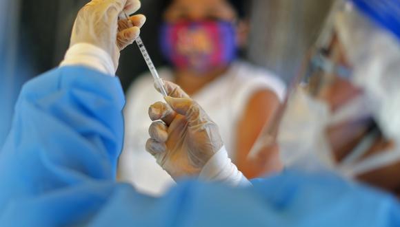 Titular del Ministerio de Salud señaló que vacuna contra la COVID-19 será voluntaria, universal y gratuita (Foto: Luka GONZALES / AFP)