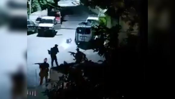 Imagen de hombres armados en inmediaciones de la residencia del presidente de Haití, Jovenel Moise. (Captura de video/Twitter).