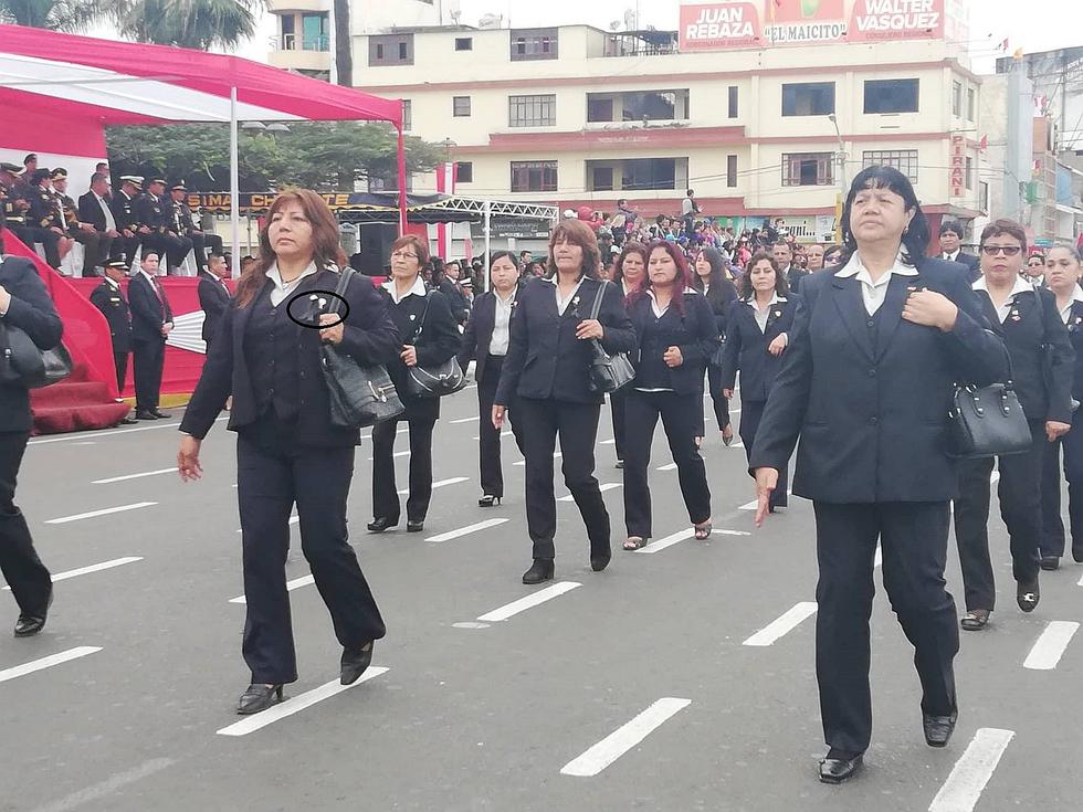 Maestros desfilan con lazo negro y cartel contra los corruptos