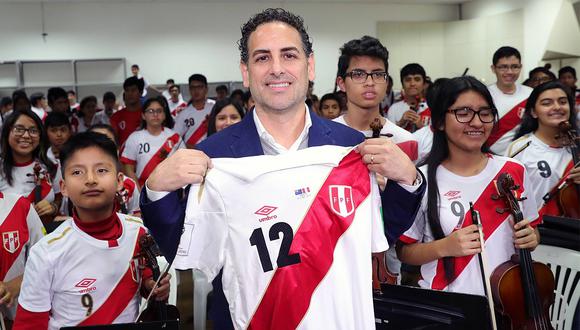 Juan Diego Flórez cantó a la 'Bicolor' como agradecimiento a su participación en el Mundial