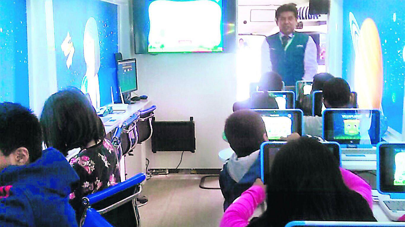 El bus educativo que mezcla tecnología y herramientas lúdicas
