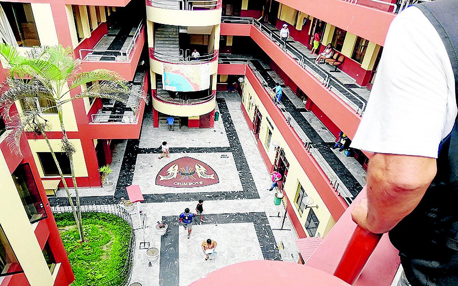 Salvan a joven que quiso tirarse de Municipalidad Provincial del Santa