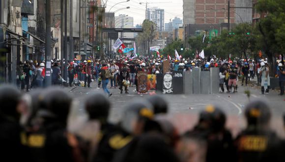 Los manifestantes chocan con la policía antidisturbios durante una protesta contra el gobierno de la presidenta peruana Dina Boluarte en Lima el 28 de enero de 2023. - Boluarte instó a los legisladores a encontrar una manera de profundizar la crisis política al acordar adelantar elecciones en diciembre, solo unas horas después de que el Congreso había votado en contra de la idea. En siete semanas de manifestaciones, 47 personas han muerto en enfrentamientos entre fuerzas de seguridad y manifestantes, según la Defensoría del Pueblo de Perú. (Foto por Lucas AGUAYO / AFP)