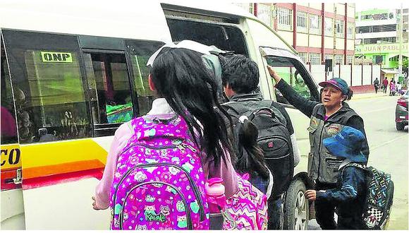 ​Escolares sufren maltrato al viajar en el transporte público