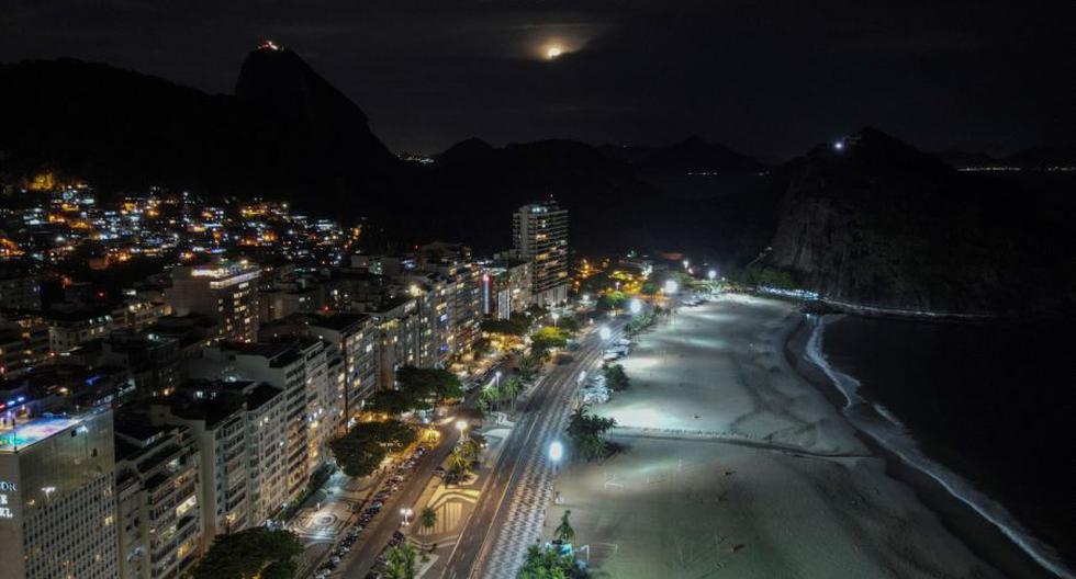 Foto tomada con dron que muestra la mítica playa de Lema, en Río de Janeiro (Brasil). (EFE/Antonio Lacerda).