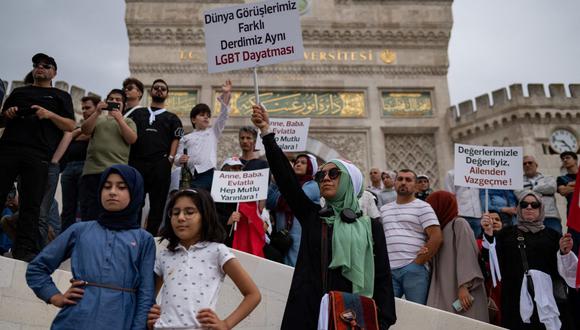 La gente participa en una manifestación anti-LGBT organizada por ONG pro-islámicas en Estambul, el 18 de septiembre de 2022. (Foto de Yasin AKGUL / AFP)