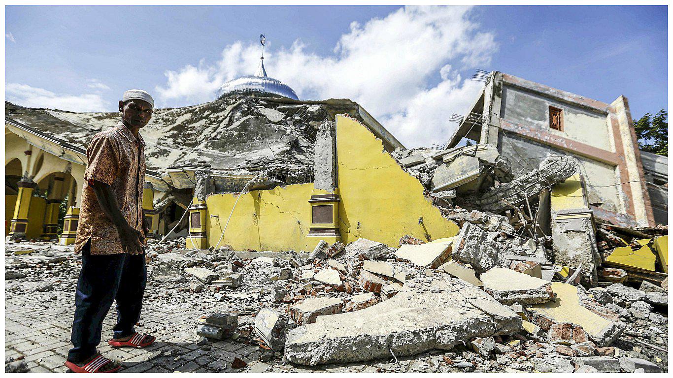 Terremoto en Indonesia: Al menos 97 muertos tras sismo de 6,5 en isla de Sumatra (VIDEO)