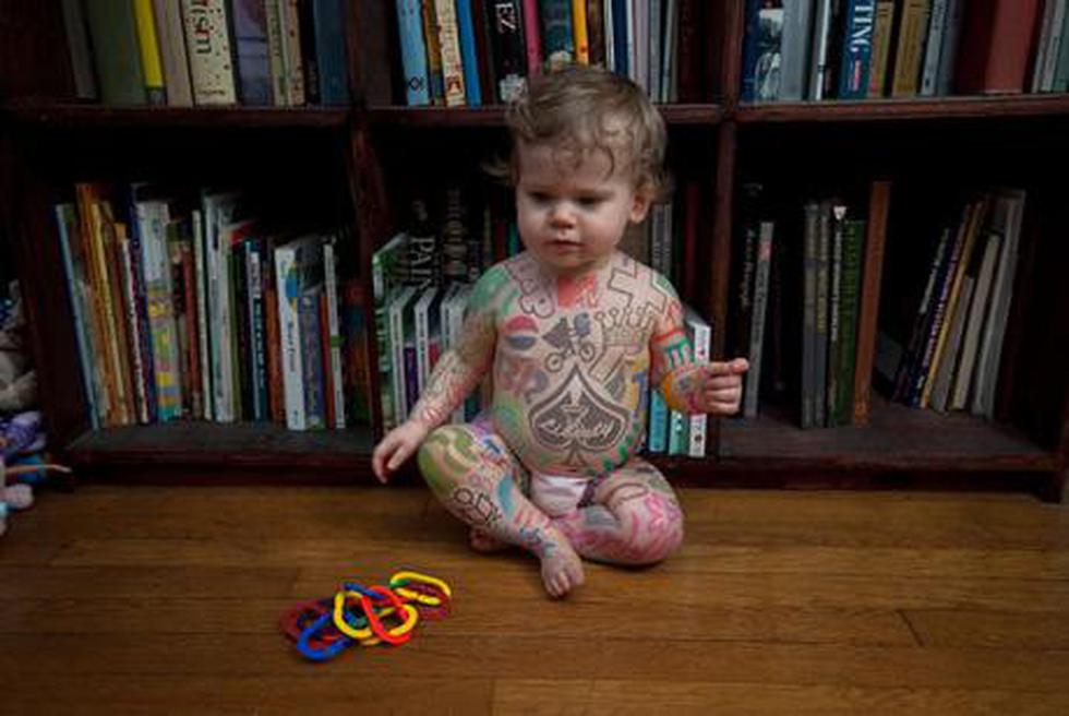 Fotos: Australiano 'tatúa' marcas en cuerpo de bebés 