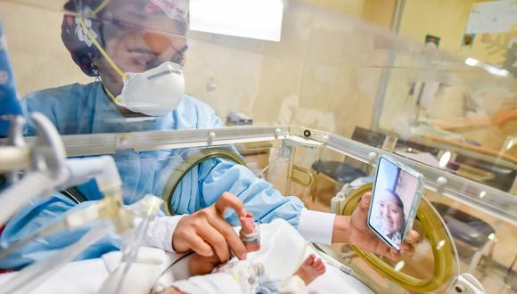 El uso de las herramientas tecnológicas como celulares y laptop permitieron mediante las video llamadas por Whatsapp y Zoom conectar a los bebés hospitalizados con sus madres. | Foto: Cortesía
